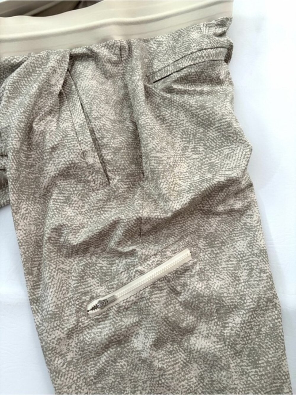 Athleta Women’s Pants Venture Printed Pants in a Viper Gray Joggers Size 4 Tall - Picture 14 of 15